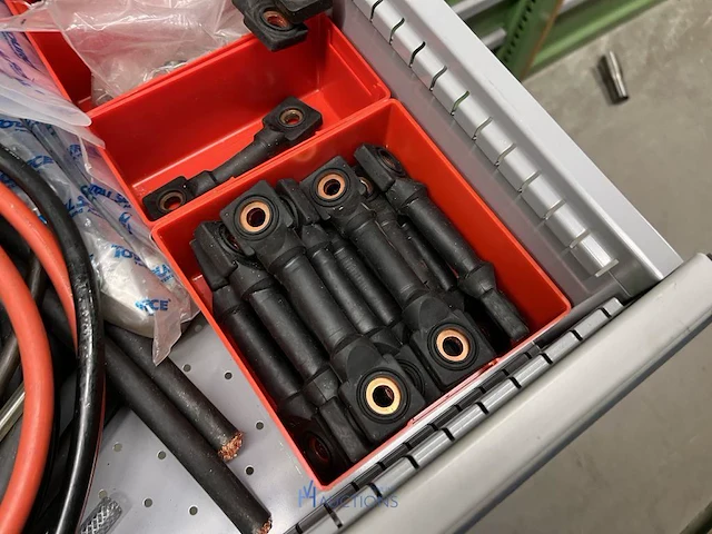 Partij batterij-, heftruck- en hijsinstallatieonderdelen - afbeelding 38 van  89