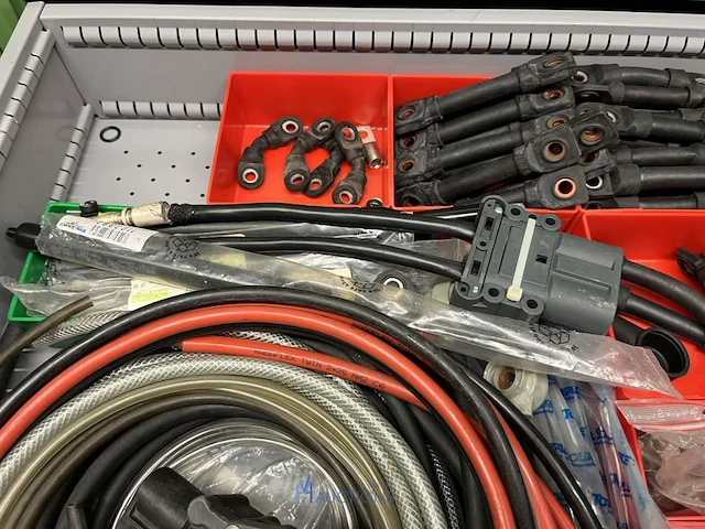Partij batterij-, heftruck- en hijsinstallatieonderdelen - afbeelding 41 van  89