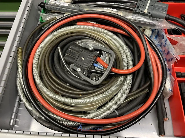 Partij batterij-, heftruck- en hijsinstallatieonderdelen - afbeelding 42 van  89