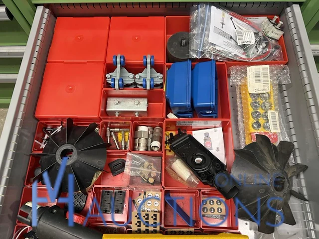Partij batterij-, heftruck- en hijsinstallatieonderdelen - afbeelding 34 van  89