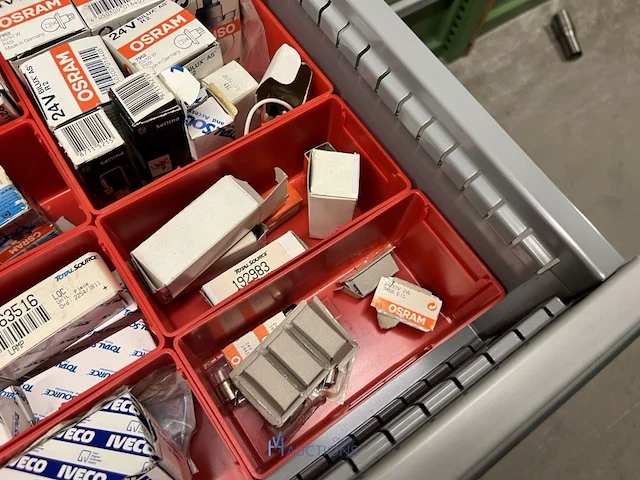 Partij batterij-, heftruck- en hijsinstallatieonderdelen - afbeelding 46 van  89
