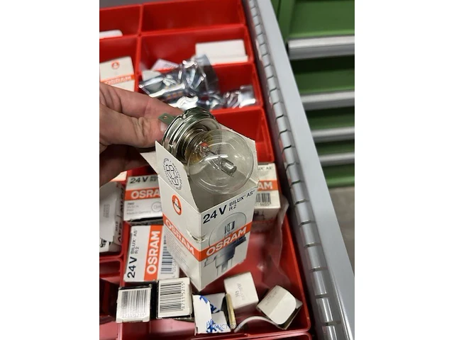 Partij batterij-, heftruck- en hijsinstallatieonderdelen - afbeelding 49 van  89