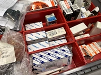 Partij batterij-, heftruck- en hijsinstallatieonderdelen - afbeelding 50 van  89