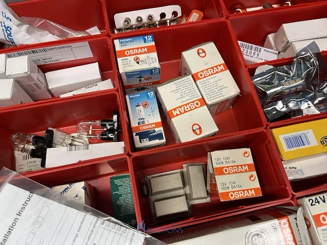 Partij batterij-, heftruck- en hijsinstallatieonderdelen - afbeelding 52 van  89