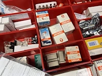 Partij batterij-, heftruck- en hijsinstallatieonderdelen - afbeelding 52 van  89