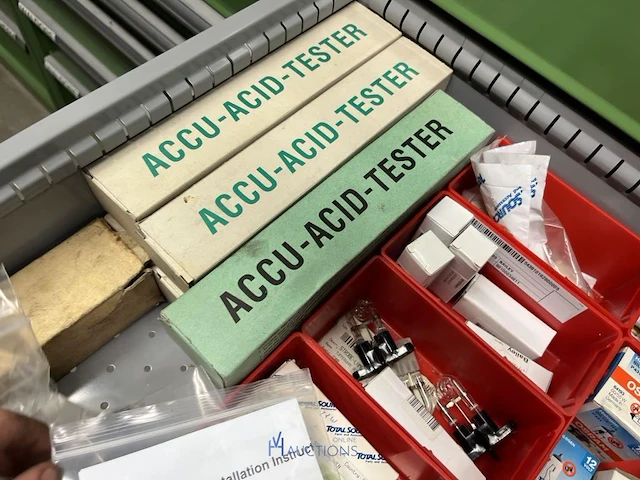 Partij batterij-, heftruck- en hijsinstallatieonderdelen - afbeelding 53 van  89