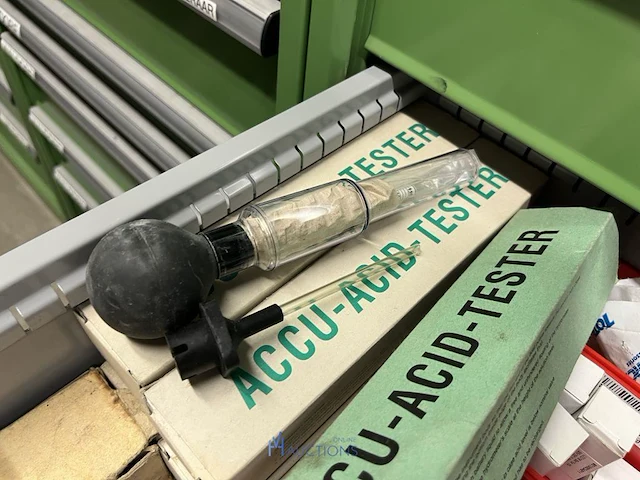 Partij batterij-, heftruck- en hijsinstallatieonderdelen - afbeelding 54 van  89