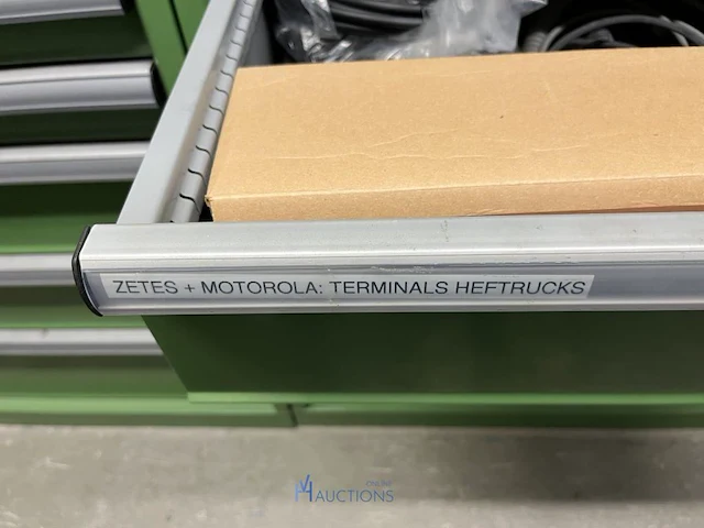 Partij batterij-, heftruck- en hijsinstallatieonderdelen - afbeelding 58 van  89