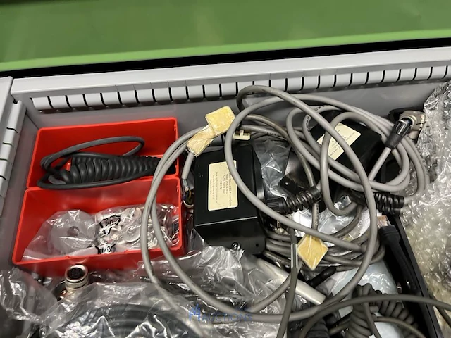 Partij batterij-, heftruck- en hijsinstallatieonderdelen - afbeelding 61 van  89
