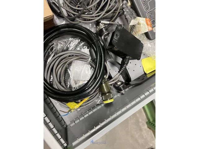 Partij batterij-, heftruck- en hijsinstallatieonderdelen - afbeelding 63 van  89