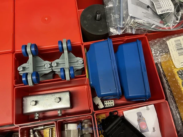 Partij batterij-, heftruck- en hijsinstallatieonderdelen - afbeelding 65 van  89