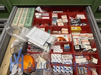 Partij batterij-, heftruck- en hijsinstallatieonderdelen - afbeelding 56 van  89
