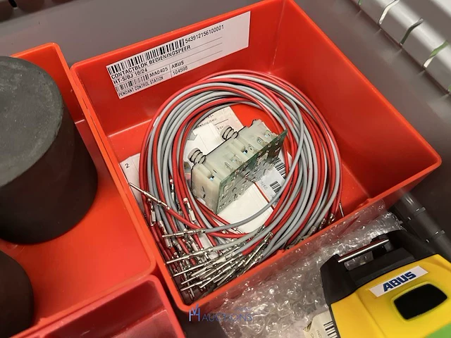 Partij batterij-, heftruck- en hijsinstallatieonderdelen - afbeelding 68 van  89