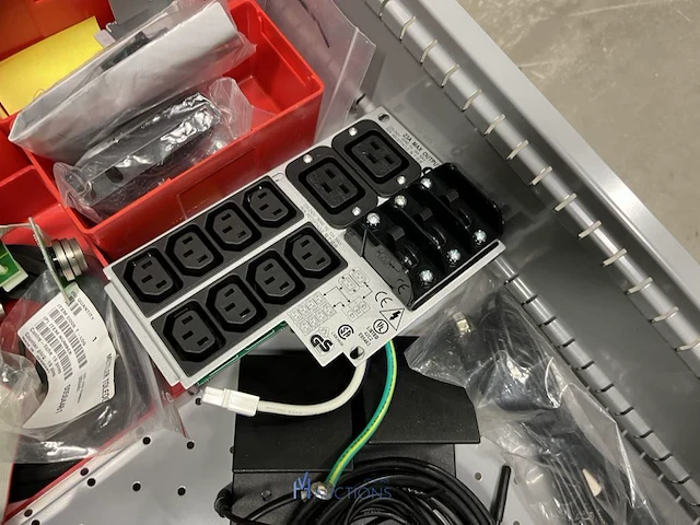 Partij batterij-, heftruck- en hijsinstallatieonderdelen - afbeelding 77 van  89