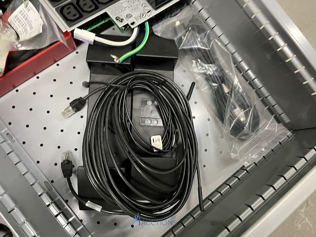 Partij batterij-, heftruck- en hijsinstallatieonderdelen - afbeelding 79 van  89