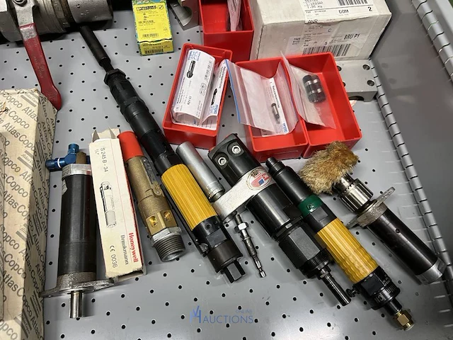 Partij batterij-, heftruck- en hijsinstallatieonderdelen - afbeelding 82 van  89