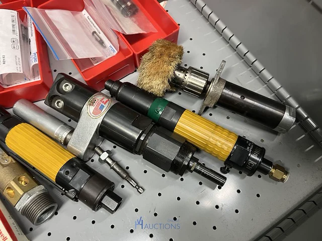 Partij batterij-, heftruck- en hijsinstallatieonderdelen - afbeelding 83 van  89