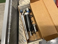 Partij batterij-, heftruck- en hijsinstallatieonderdelen - afbeelding 84 van  89