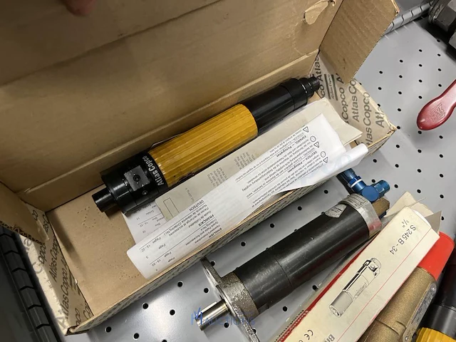 Partij batterij-, heftruck- en hijsinstallatieonderdelen - afbeelding 87 van  89