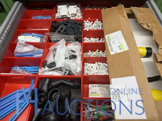 Partij batterij-, heftruck- en hijsinstallatieonderdelen - afbeelding 78 van  89