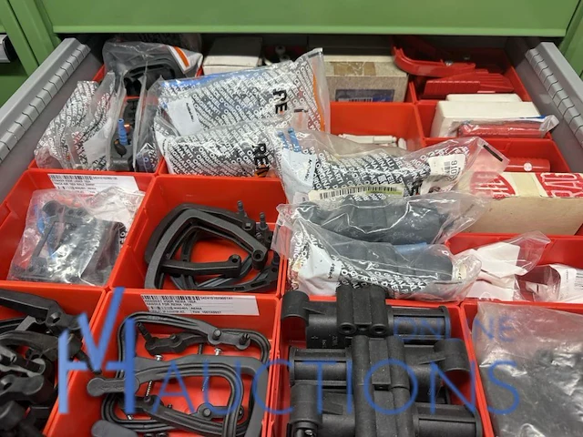 Partij batterij-, heftruck- en hijsinstallatieonderdelen - afbeelding 89 van  89