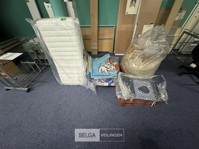 Partij beddengoed + overtrekken + kinderstoelen + zitzak - afbeelding 1 van  8