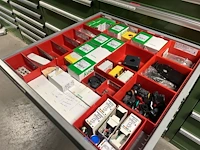 Partij bedienings- en signalisatiecomponenten - afbeelding 100 van  123