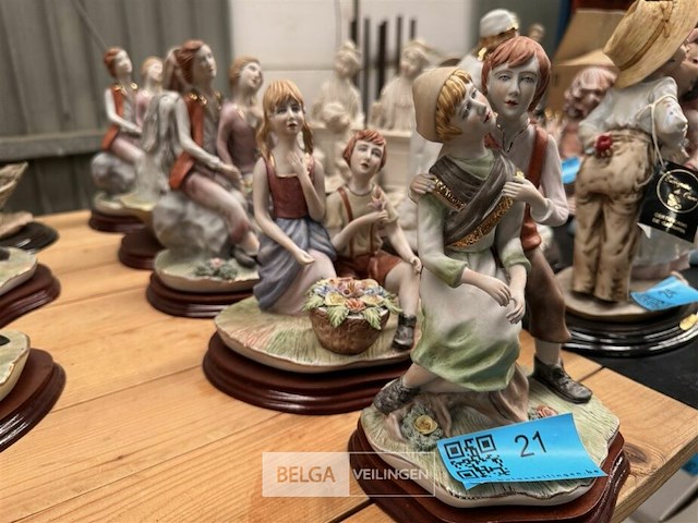 Partij beeldjes op houten voet - afbeelding 1 van  3