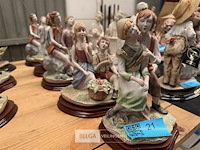 Partij beeldjes op houten voet - afbeelding 2 van  3