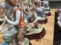 Partij beeldjes op houten voet - afbeelding 3 van  3