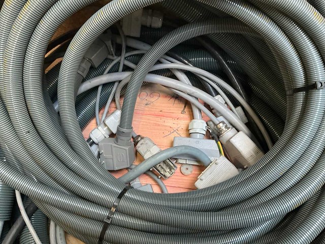 Partij bekabeling in wachtbuis - afbeelding 3 van  4