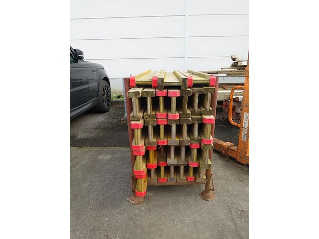 Partij bekistingsbalken en houten balken - afbeelding 8 van  13