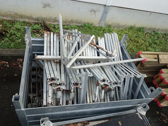 Partij bekistingsbalken en houten balken - afbeelding 10 van  13