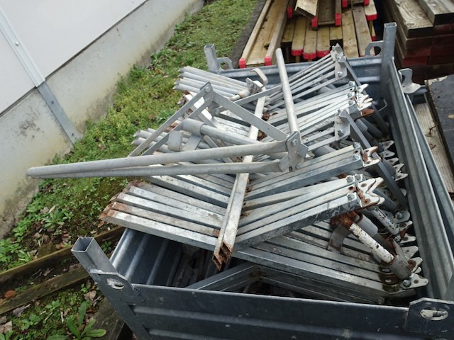 Partij bekistingsbalken en houten balken - afbeelding 12 van  13