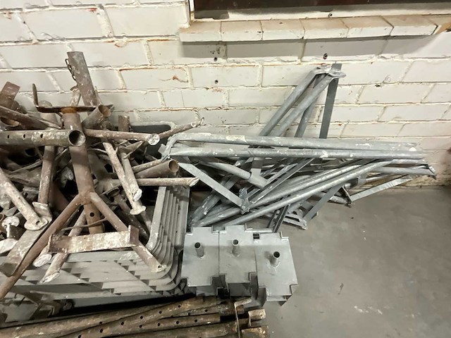 Partij bekistingsmateriaal – steunen, spanten en betonschotten - afbeelding 1 van  3
