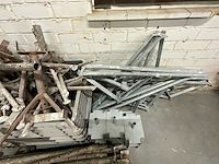 Partij bekistingsmateriaal – steunen, spanten en betonschotten - afbeelding 1 van  3