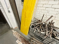 Partij bekistingsmateriaal – steunen, spanten en betonschotten - afbeelding 2 van  3