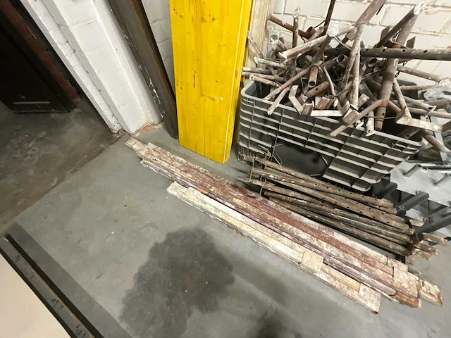 Partij bekistingsmateriaal – steunen, spanten en betonschotten - afbeelding 3 van  3
