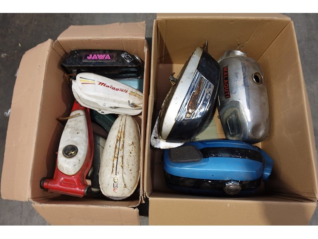 Partij benzinetanks - afbeelding 1 van  3