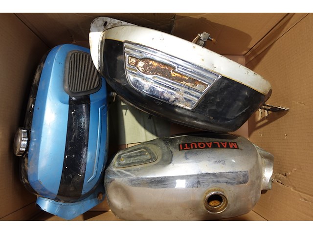 Partij benzinetanks - afbeelding 2 van  3