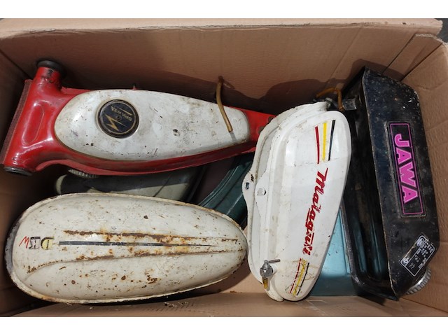 Partij benzinetanks - afbeelding 3 van  3