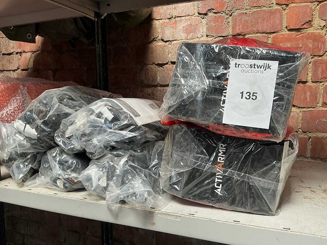 Partij beschermingsmiddelen - afbeelding 7 van  7