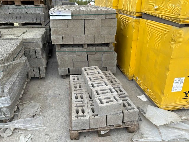 Partij betonblokken - afbeelding 1 van  3