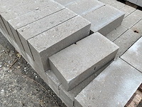Partij betonblokken - afbeelding 2 van  2