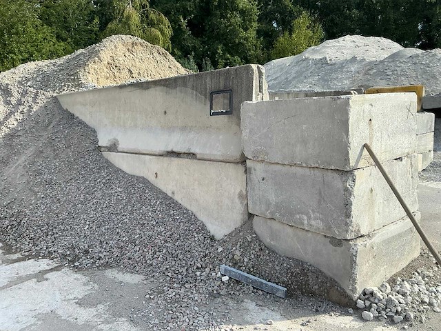 Partij betonnen blokken en keerwanden - afbeelding 5 van  21