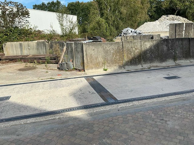Partij betonnen blokken en keerwanden - afbeelding 2 van  21