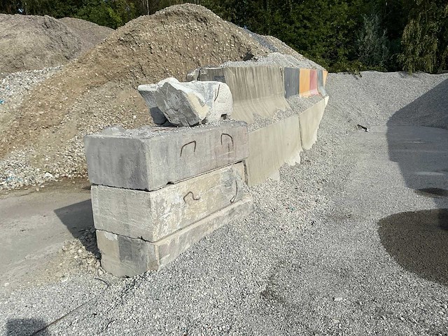 Partij betonnen blokken en keerwanden - afbeelding 4 van  21