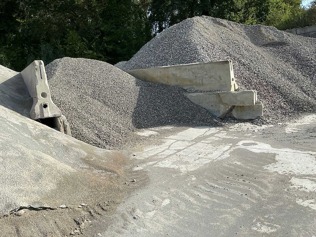 Partij betonnen blokken en keerwanden - afbeelding 7 van  21