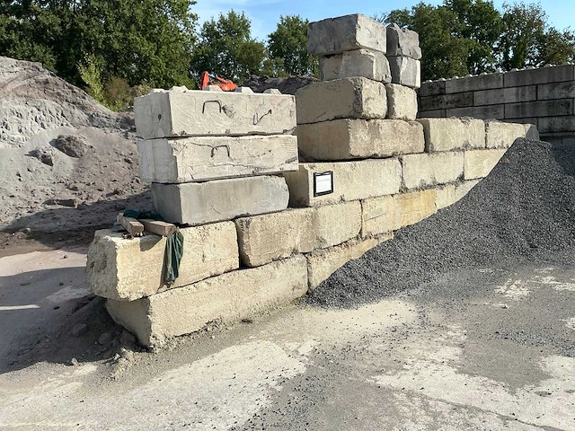 Partij betonnen blokken en keerwanden - afbeelding 9 van  21