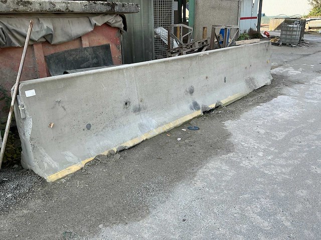 Partij betonnen blokken en keerwanden - afbeelding 15 van  21